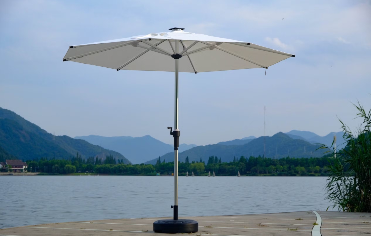 Cantilever side pole umbrella providing unobstructed shade in a Dubai restaurant setting